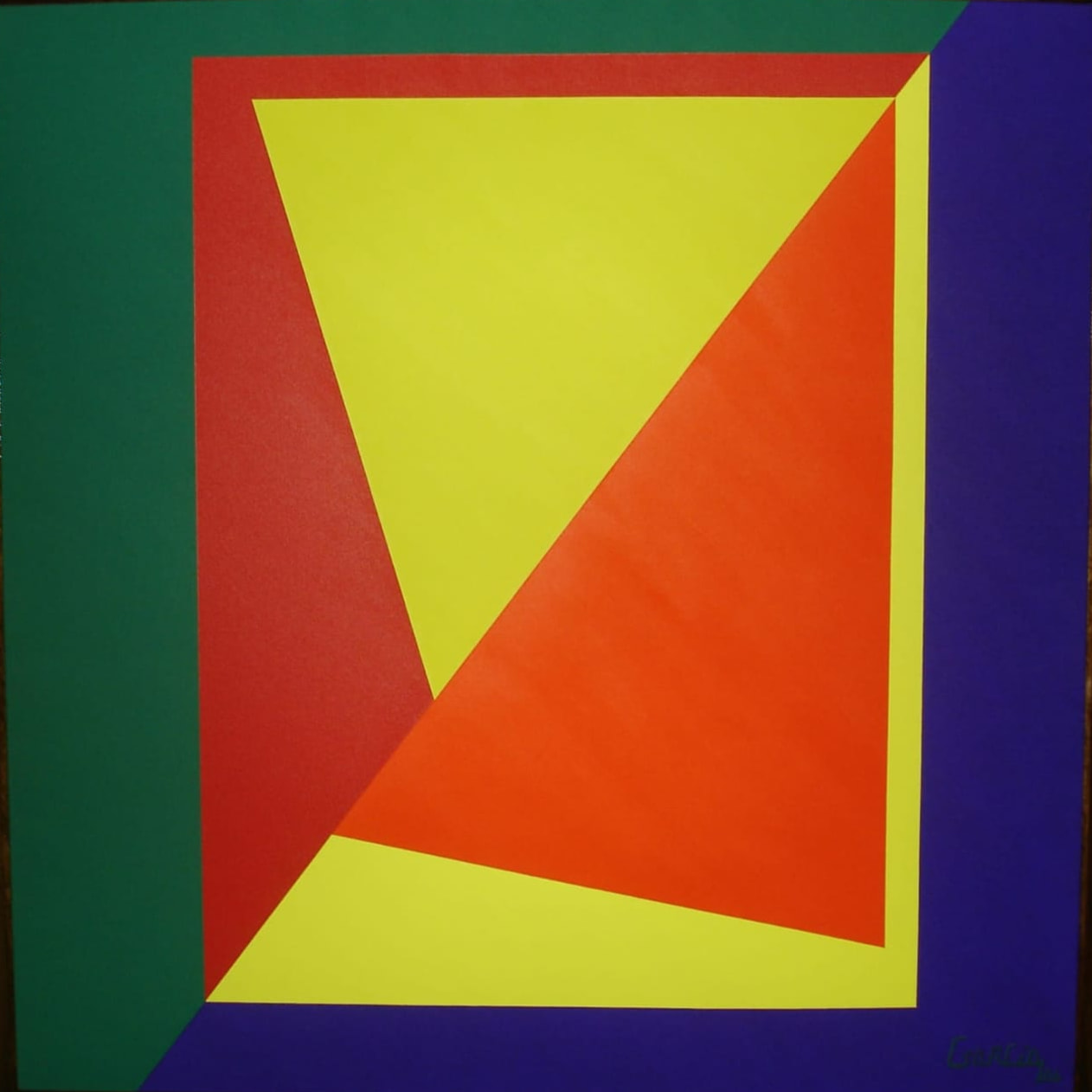 Gran formato cuadrado: un triángulo amarillo y un plano naranja se reparten un campo rojo, entre bordes de verde y azul.