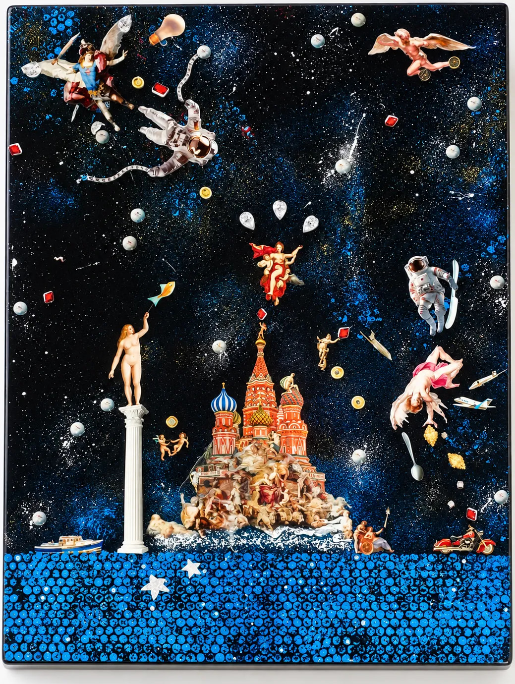Tapa del joyero, de frente: un collage sobre fondo negro estrellado donde astronautas, ángeles y figuras clásicas flotan alrededor de una catedral de cúpulas de colores, junto a una columna blanca coronada por una figura; abajo, una franja de puntos azules.