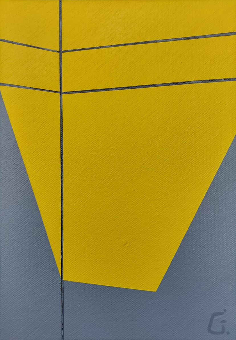 Composición geométrica vertical: un trapecio amarillo desciende sobre gris azulado, cruzado por tres líneas oscuras muy finas.