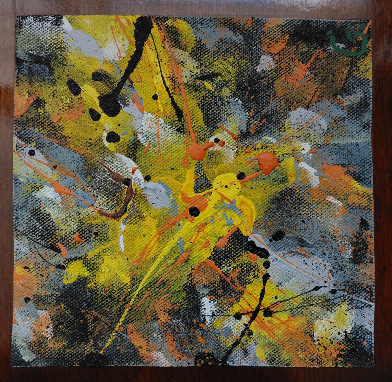 Miniatura de amarillo y naranja intensos estallando sobre gris y negro, con goteos negros gruesos.